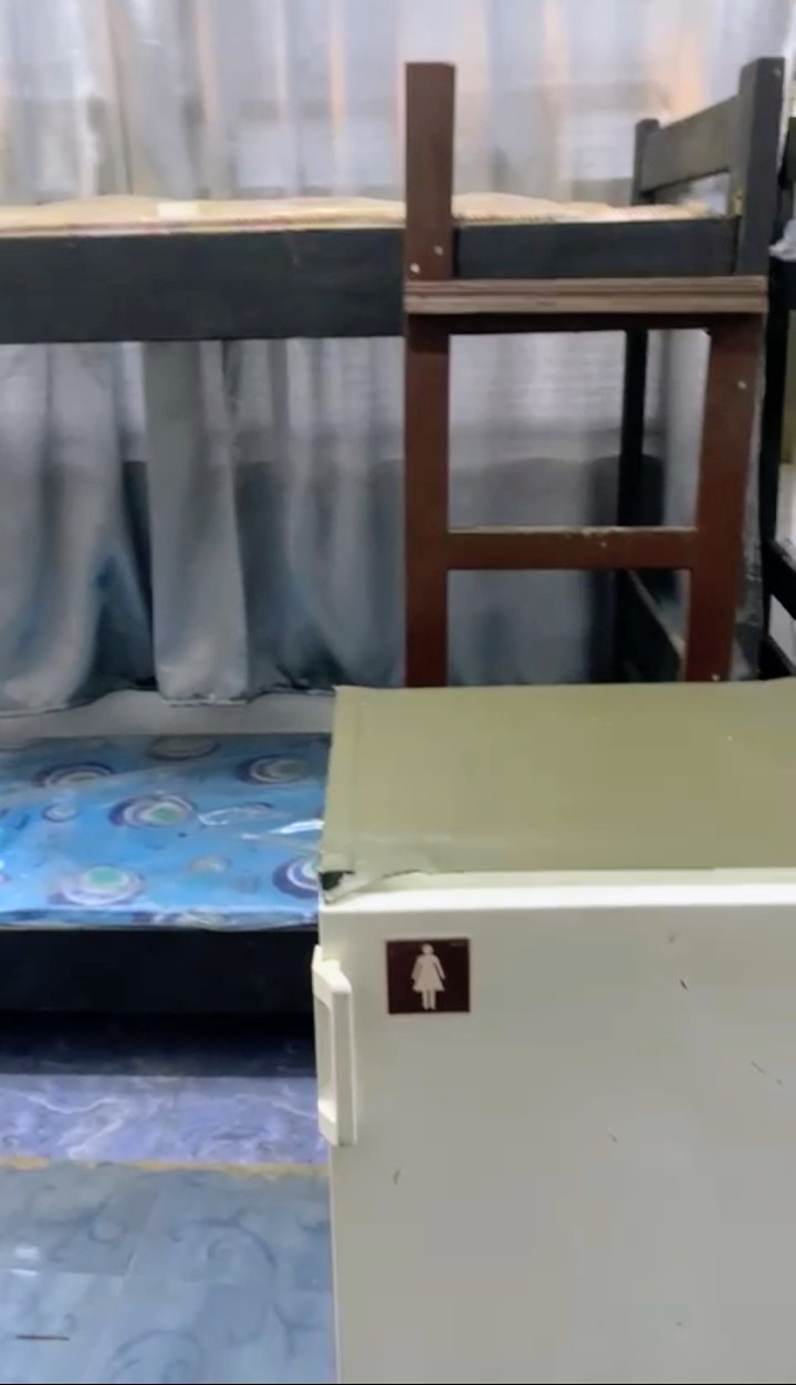 8 Man Room - Image 2